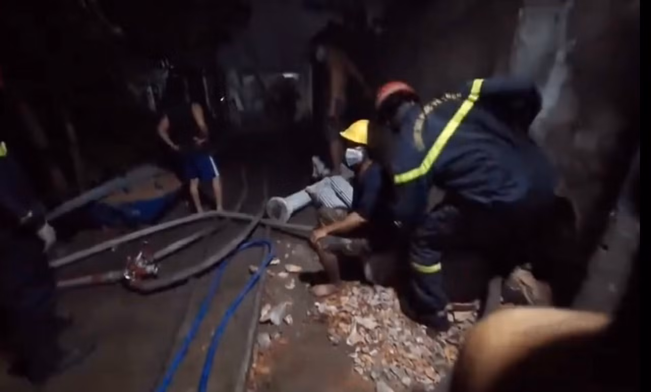 Nối vòi rồng, đục tường nhà dân để chữa cháy kho chứa phế liệu xuyên đêm -3