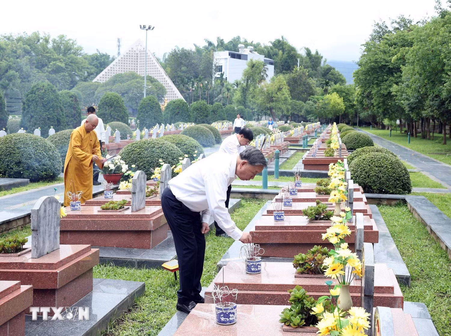 Tổng Bí thư Tô Lâm dâng hương tưởng niệm các anh hùng, liệt sỹ tại Điện Biên -0