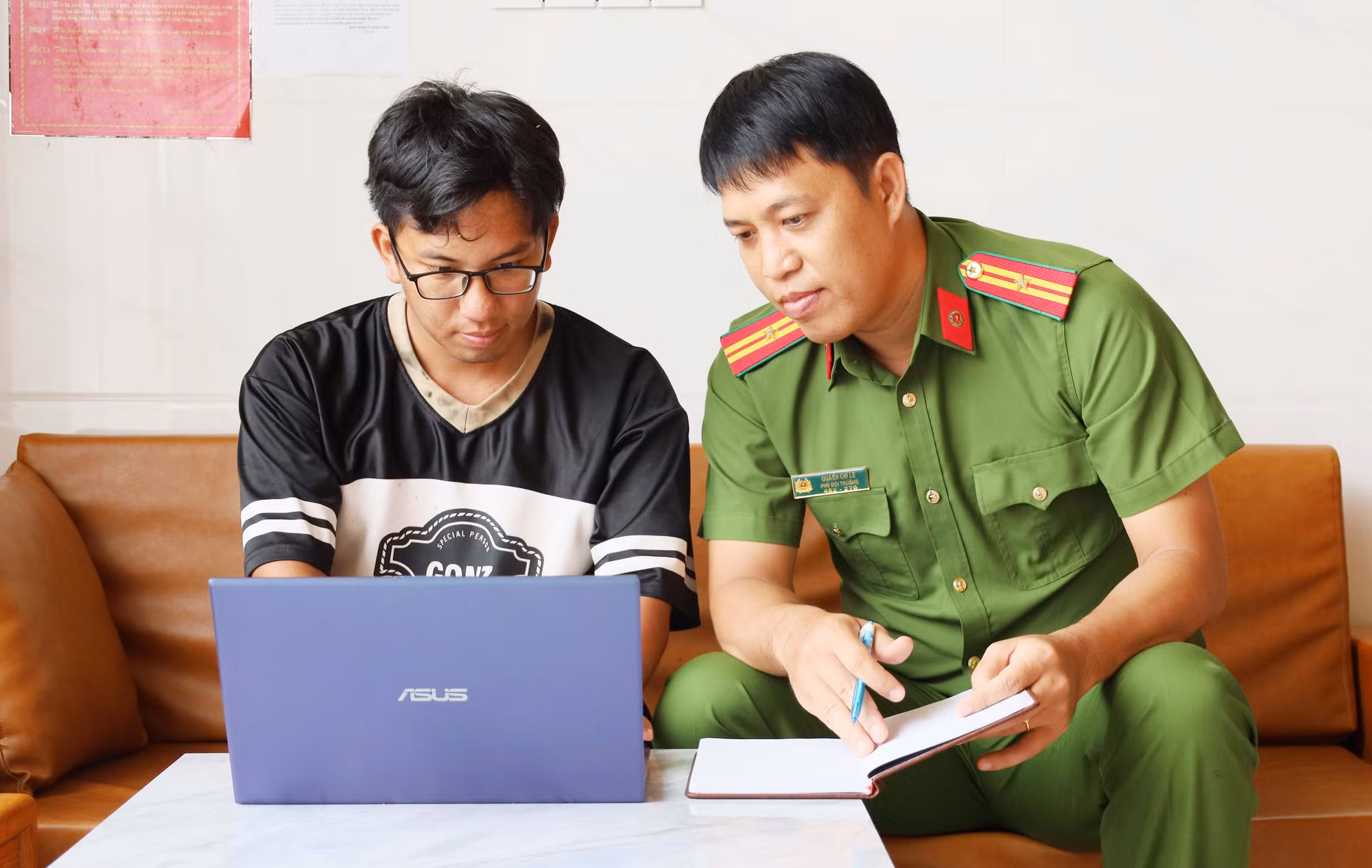 Cán bộ Công an xã tận tâm, vì nhân dân phục vụ -0