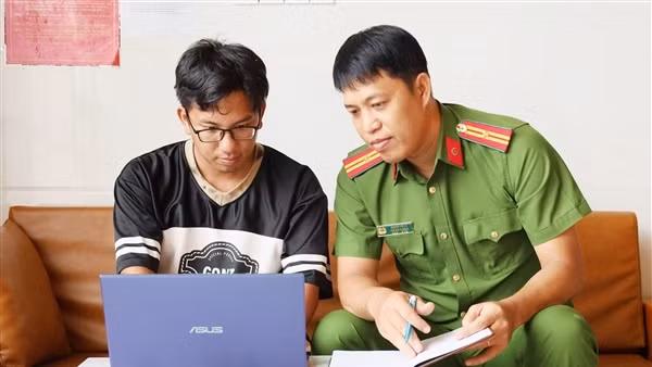 Cán bộ Công an xã tận tâm vì nhân dân phục vụ