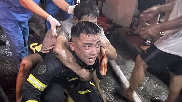 Giây phút chiến sỹ Cảnh sát bất chấp hiểm nguy lao vào biển lửa cứu người
