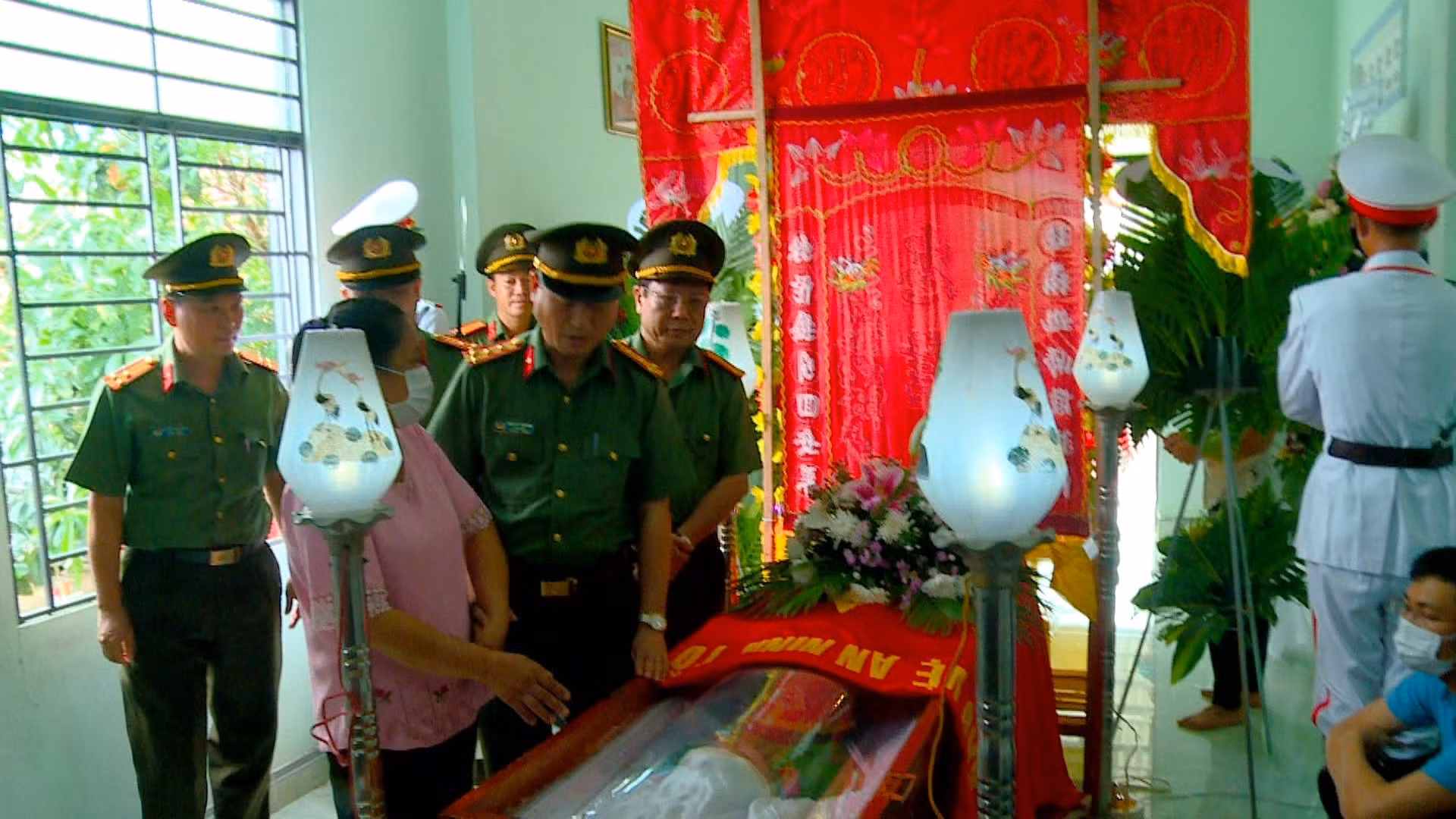  Máu anh đổ vì bình yên cuộc sống -1