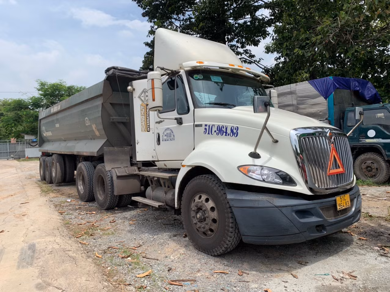 CSGT Bình Dương buộc nhiều xe ben cắt tại chỗ phần thùng xe tự cơi nới -0