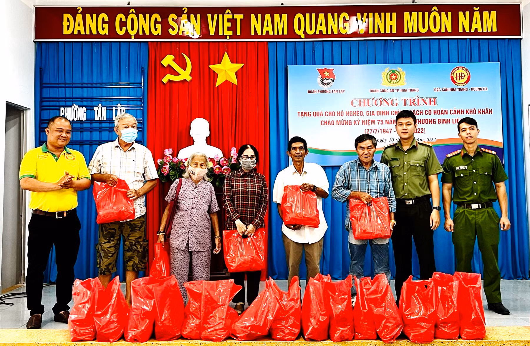 Tuổi trẻ Công an TP Nha Trang trao tặng 210 suất quà cho người dân -0