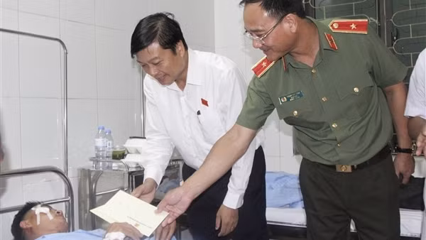 Thăm, động viên 5 chiến sỹ bị thương trong khi làm nhiệm vụ