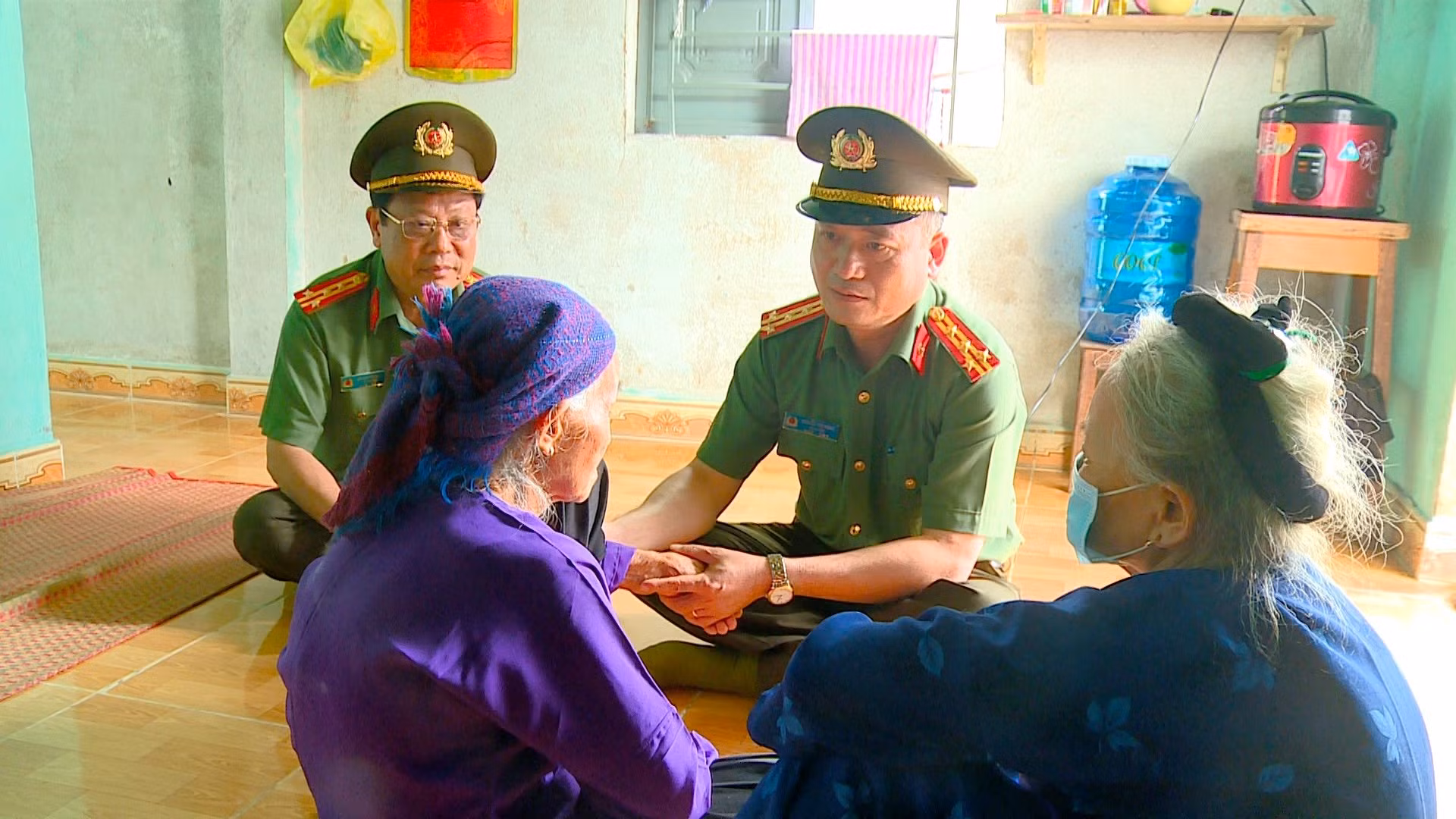  Máu anh đổ vì bình yên cuộc sống -0