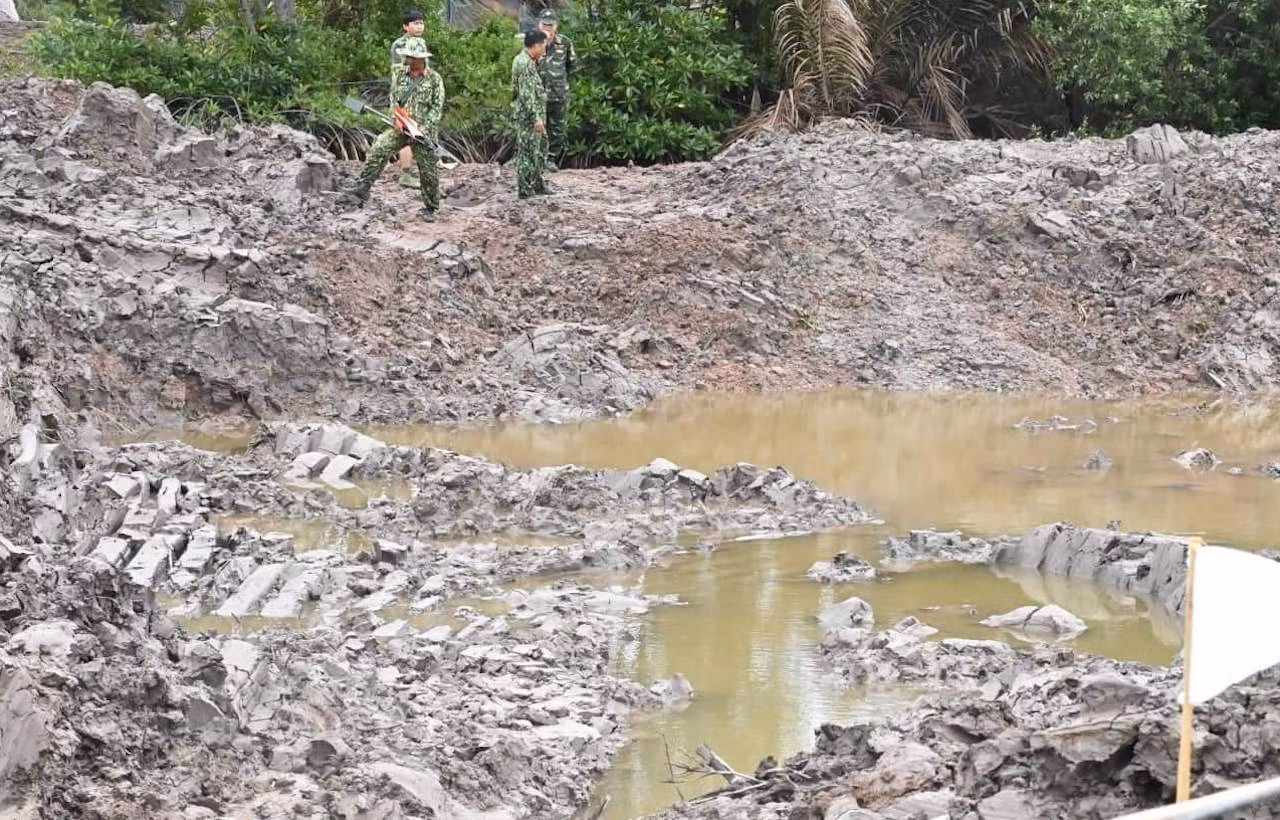 Phát hiện xác máy bay quân đội Mỹ trong ao tôm ở Trà Vinh -0
