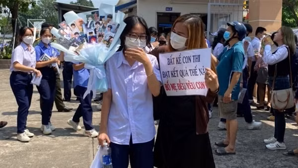 Vượt qua áp lực thi cử: Sẻ chia thay kỳ vọng