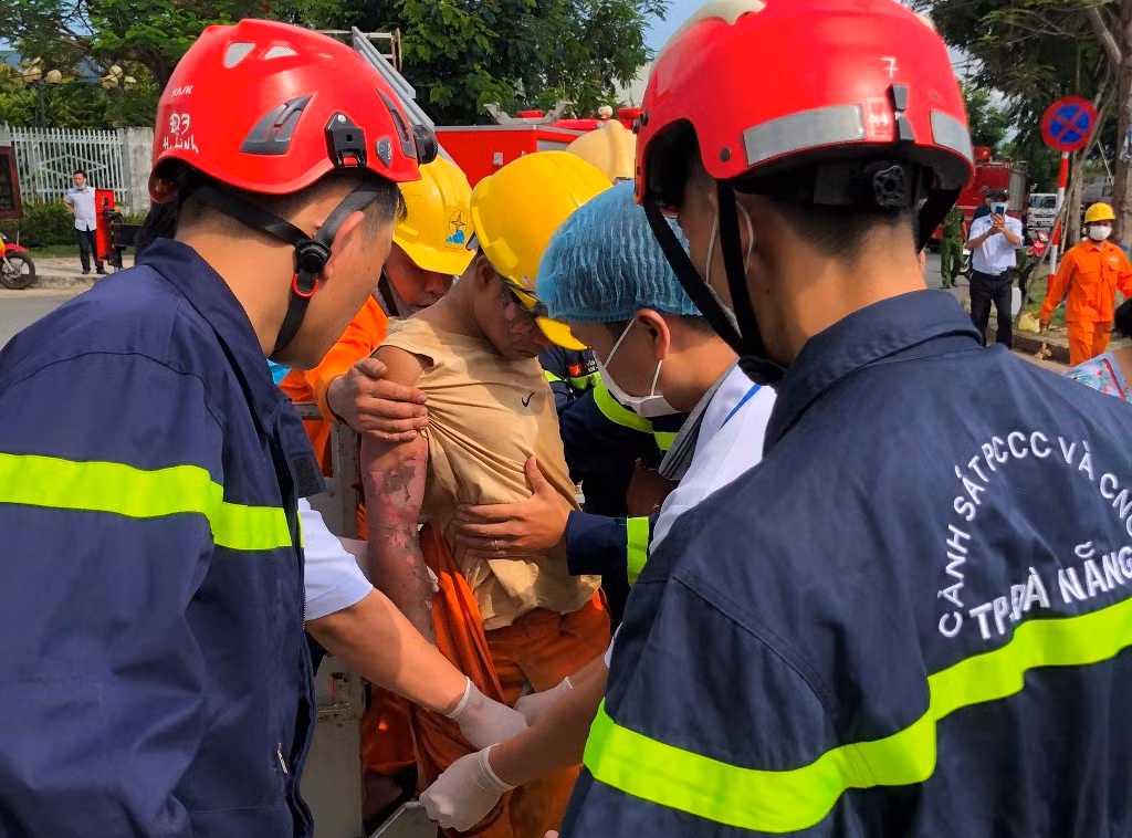 Đà Nẵng: Cảnh sát PCCC kịp thời cứu một thợ điện mắc kẹt trên trụ điện trung thế -0