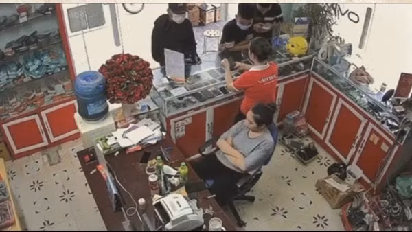 Giả khách rồi dàn cảnh cướp giật trong cửa hàng bán điện thoại