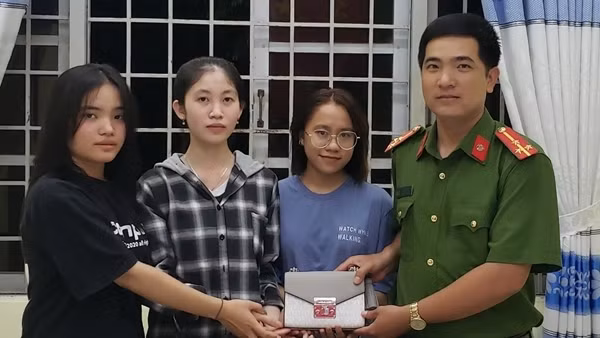 Công an trao lại túi xách do 3 nữ sinh nhặt được cho người đánh rơi ảnh 3