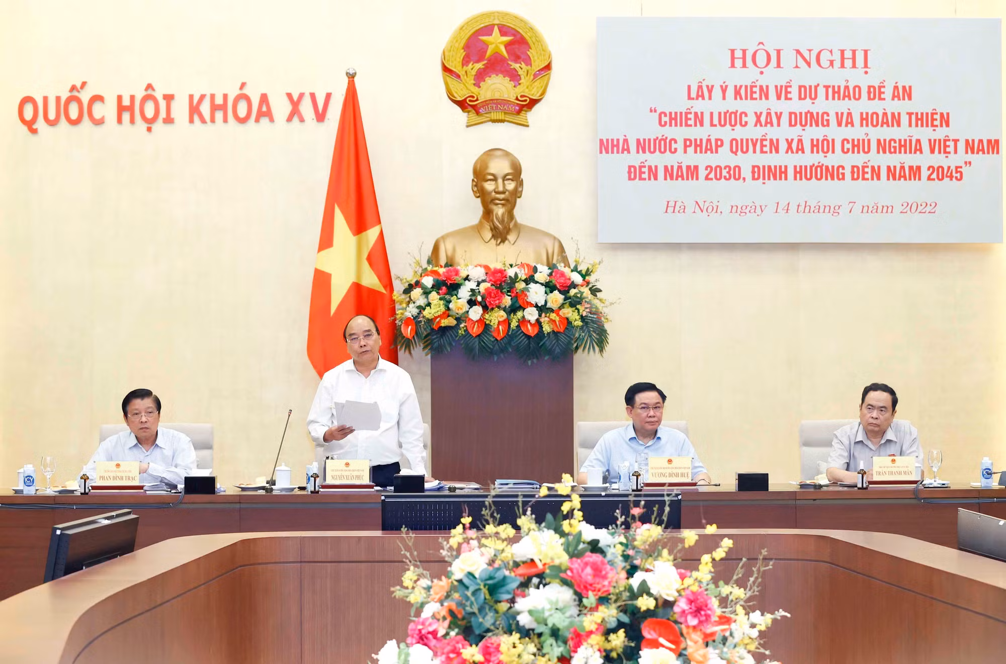 vna_potal_chu_tich_nuoc_va_chu_tich_quoc_hoi_dong_chu_tri_hoi_nghi_lay_y_kien_ve_du_thao_de_an_xay_dung_nha_nuoc_phap_quyen_xhcn_6222792.jpg -0