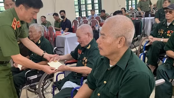 Thứ trưởng Nguyễn Duy Ngọc thăm, trao quà tại Trung tâm điều dưỡng thương binh Duy Tiên và Kim Bảng