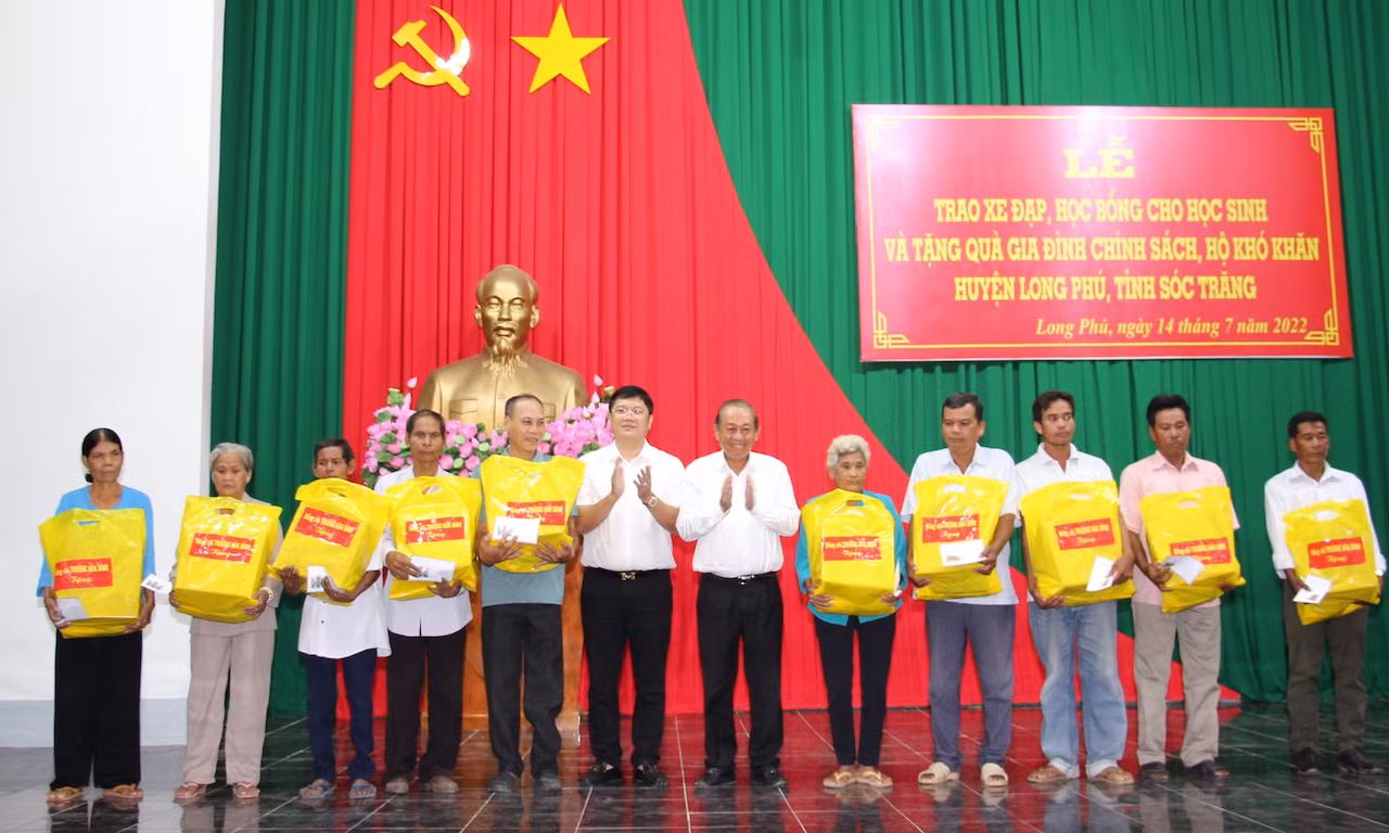 Nguyên Phó Thủ tướng Trương Hòa Bình trao quà tại Trà Vinh và Sóc Trăng -0