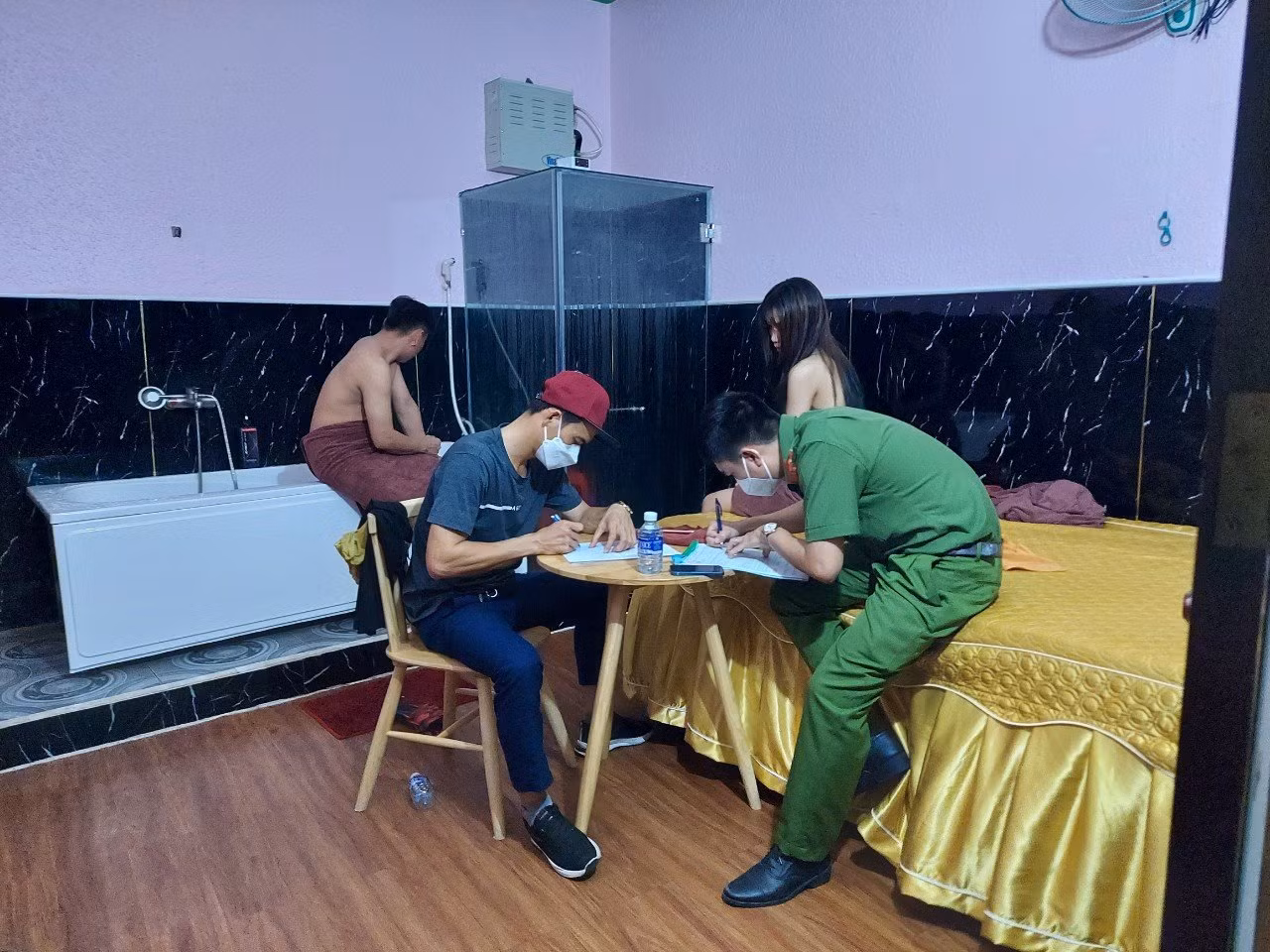3 nhân viên massage thoát y phục vụ khách -0