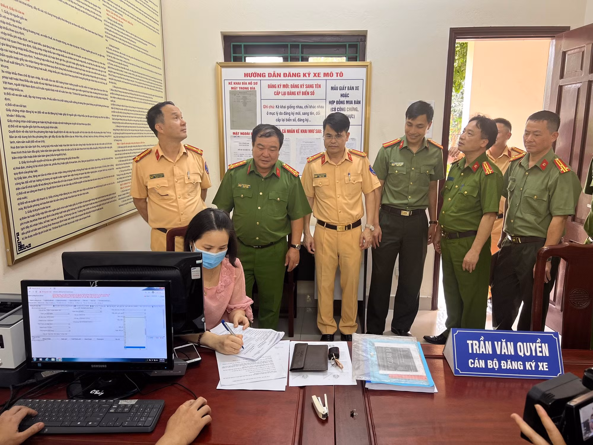 Cán bộ Công an xã thực hiện đăng ký xe mô tô cho người dân.