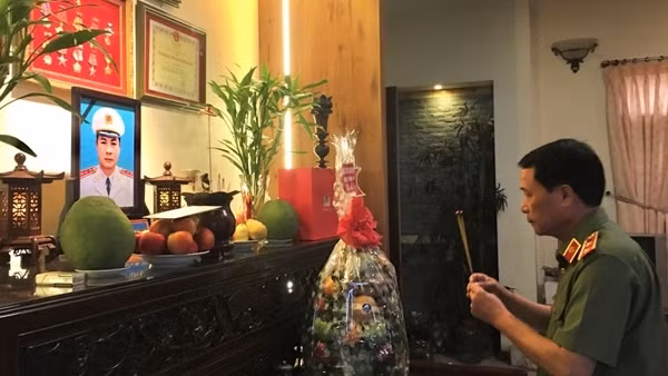 Thứ trưởng Lê Quốc Hùng thăm các gia đình cố lãnh đạo Bộ Công an