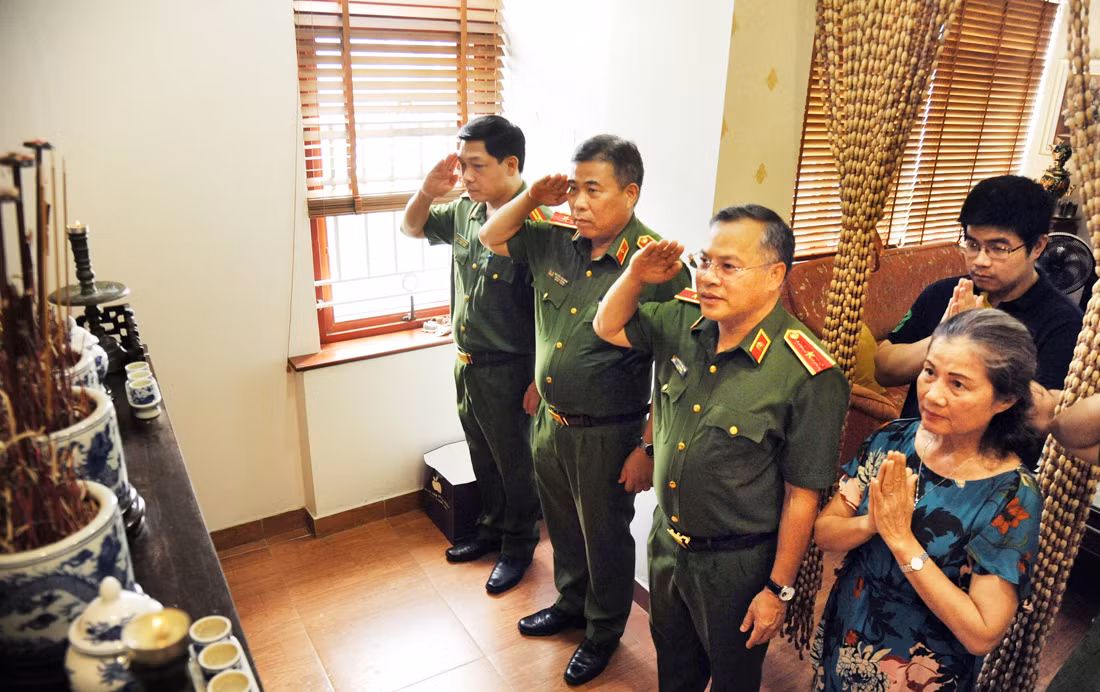 Thứ trưởng Nguyễn Văn Long thăm các gia đình cố lãnh đạo Bộ Công an -0