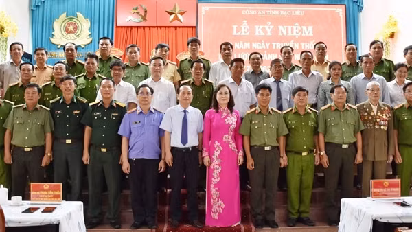 Công an Vĩnh Long kỷ niệm 60 năm Ngày truyền thống lực lượng CSND ảnh 5