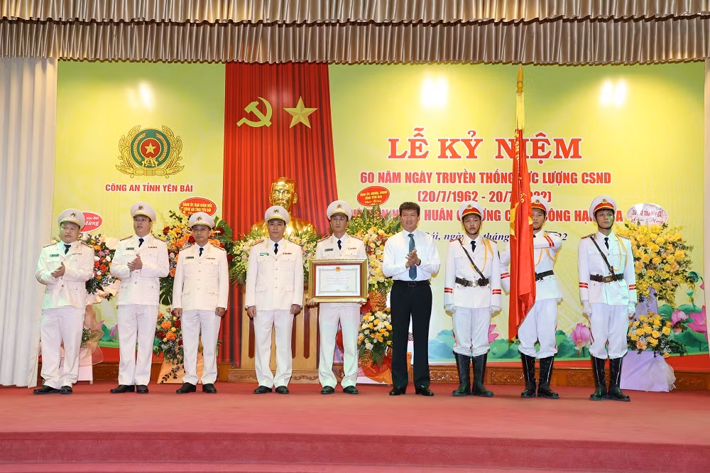 Công an tỉnh Yên Bái đón nhận Huân chương Chiến công hạng Ba -0