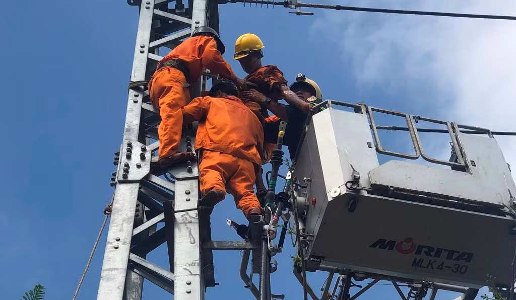 Đà Nẵng: Cảnh sát PCCC kịp thời cứu một thợ điện mắc kẹt trên trụ điện trung thế -0