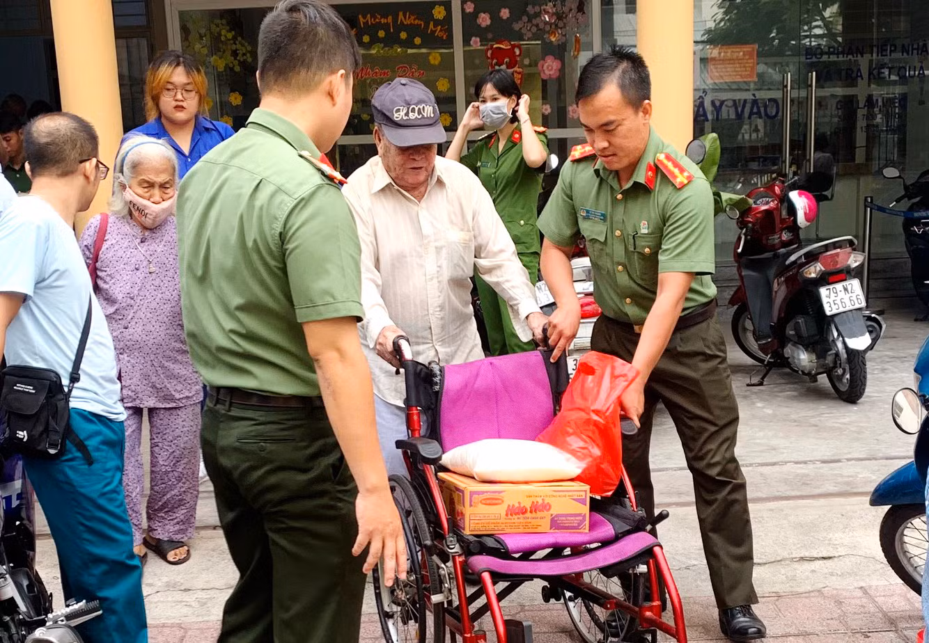 Tuổi trẻ Công an TP Nha Trang trao tặng 210 suất quà cho người dân -0