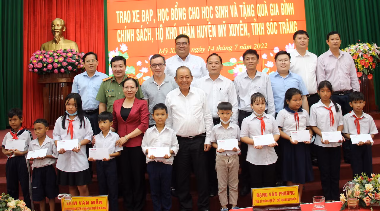 Nguyên Phó Thủ tướng Trương Hòa Bình trao quà tại Trà Vinh và Sóc Trăng -0