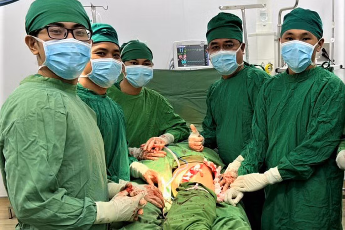  Phẫu thuật bóc tách khối u 3kg ở vùng đùi của một bệnh nhân -0