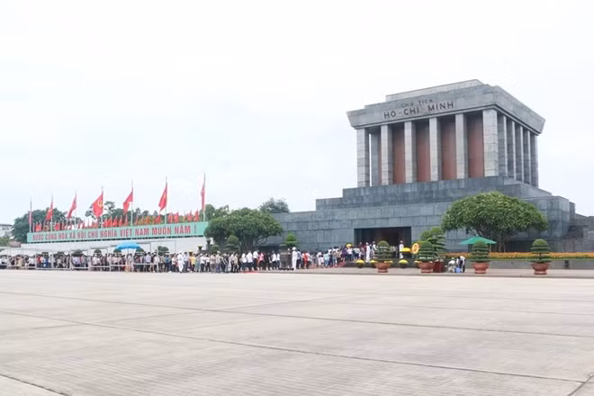 Vẫn như mọi năm vào ngày 19-5 (ngày sinh Chủ tịch Hồ Chí Minh), lăng Bác lại đón một lượng lớn du khách từ khắp nơi về để bày tỏ lòng thành kính với vị Cha già dân tộc.