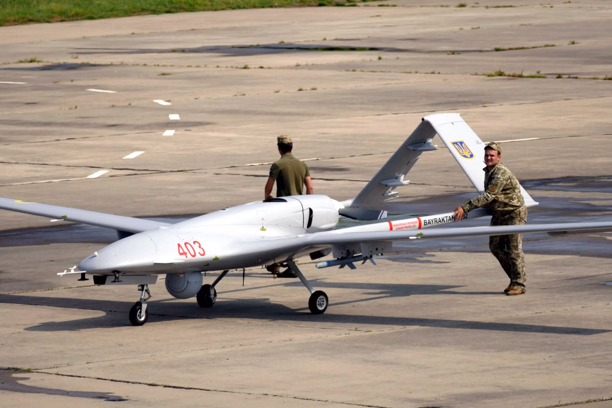 Lởn vởn quanh đảo Rắn, 3 UAV Bayraktar-TB2 của Ukraine bị bắn rơi -0