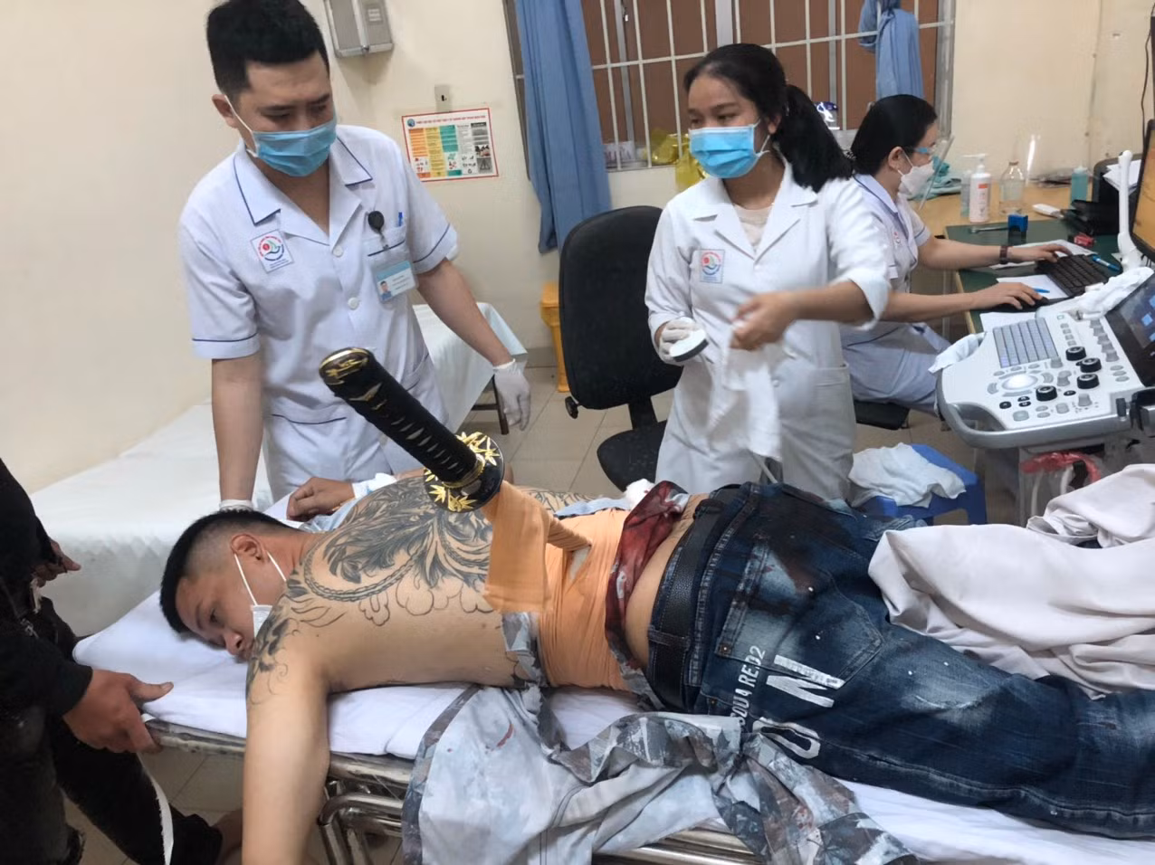 Truy lùng nhóm đánh người, phóng kiếm vào lưng đối thủ -0