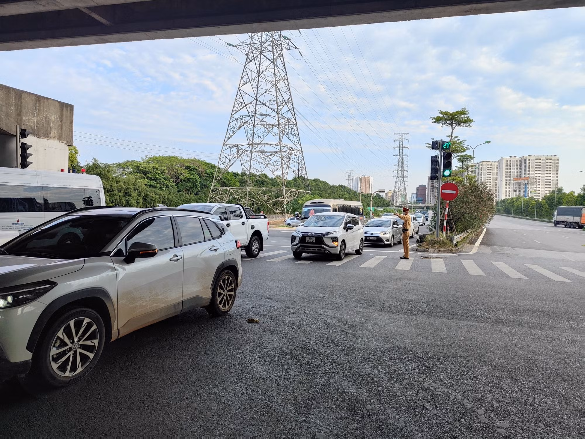 Gồng mình phân luồng chống ùn tắc, đón người dân về Thủ đô sau kỳ nghỉ lễ