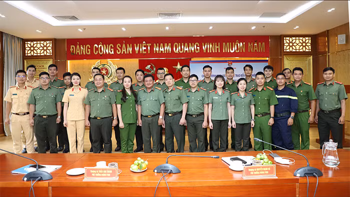 Giao lưu, học tập, trao đổi kinh nghiệm giữa đoàn Công an tỉnh Yên Bái và Đoàn Công an TP Hồ Chí Minh -0