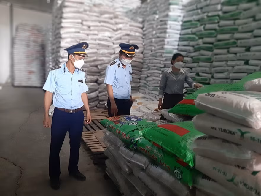 Nhồi đất sét, bột đá vào phân bón -0