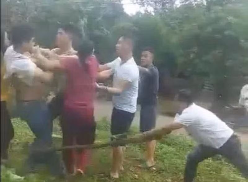 Xử lý nhóm đối tượng xông vào nhà đòi nợ, đánh người -0
