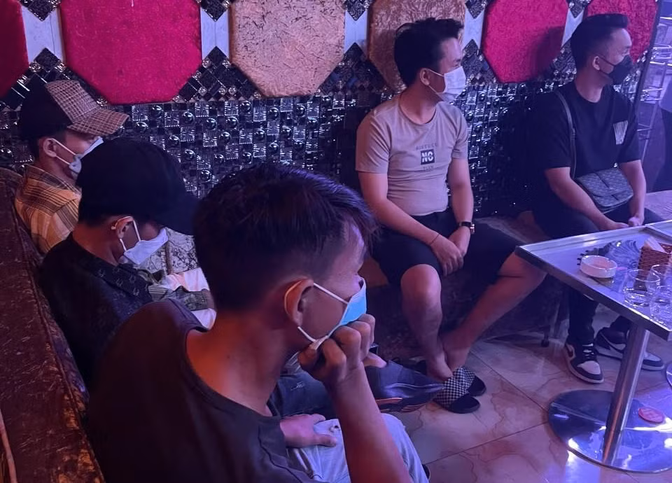 Kiểm tra quán bar phát hiện 6 đối tượng đang sử dụng ma túy -0
