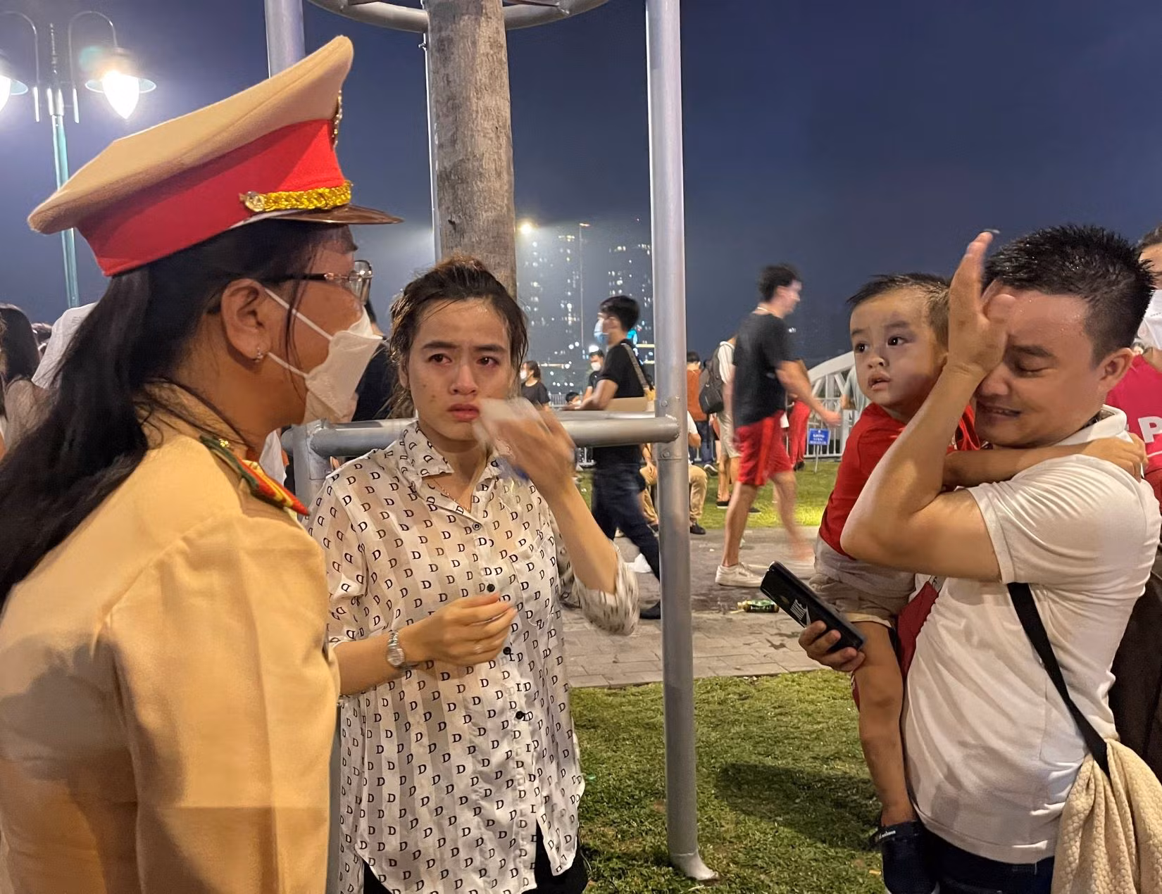 CSGT ẳm bé trai bị lạc tìm người thân trong dòng người xem pháo hoa -0