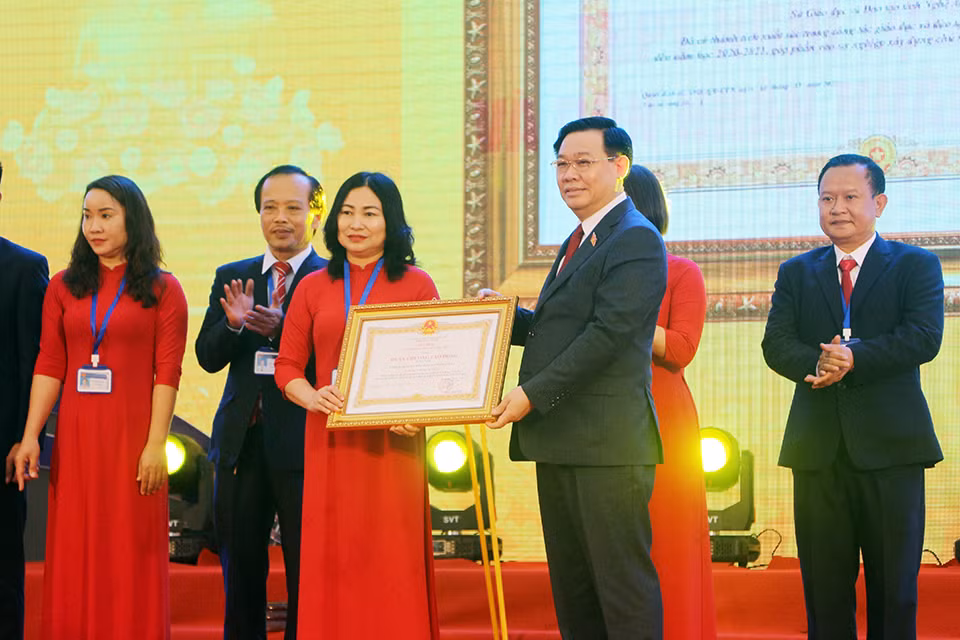vna_potal_nghe_an_chu_tich_quoc_hoi_du_le_ky_niem_60_nam_thanh_lap_truong_thpt_nguyen_duy_trinh_va_don_nhan_huan_chuong_lao_dong_hang_nhat___6083383.jpg -0