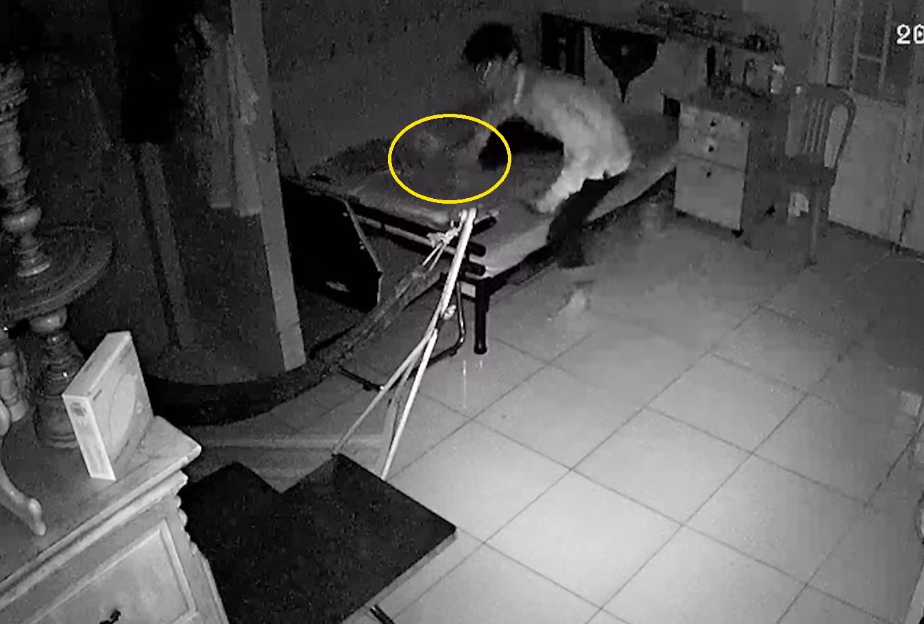 Mở cửa hóng gió, trộm leo rào vào cuỗm sạch tài sản -0
