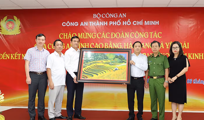 Giao lưu, học tập, trao đổi kinh nghiệm giữa đoàn Công an tỉnh Yên Bái và Đoàn Công an TP Hồ Chí Minh -0