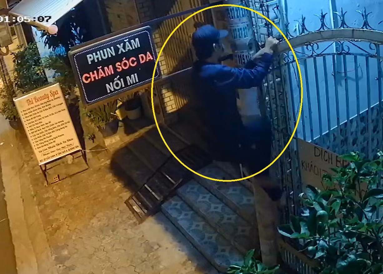 Mở cửa hóng gió, trộm leo rào vào cuỗm sạch tài sản -0