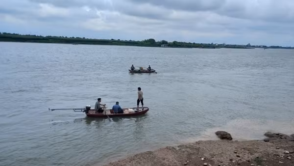 Nữ giáo viên nghi bế 2 con nhảy sông