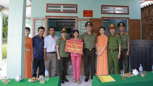 Bàn giao nhà nghĩa tình đồng đội cho gia đình nữ liệt sĩ CAND