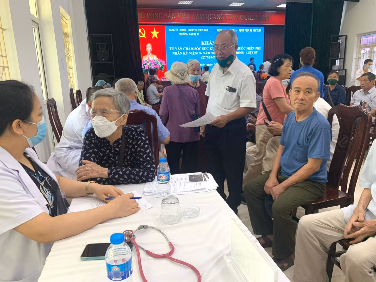 Khám bệnh miễn phí cho hơn 240 thương binh, mẹ và vợ liệt sĩ trên địa bàn phường Mai Dịch -0