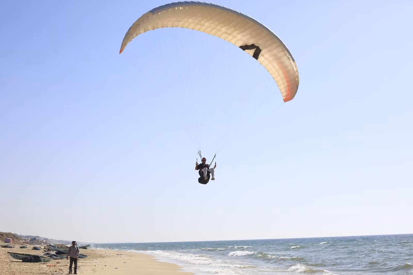 Quan chức EU bay dù lượn ngoài khơi Dải Gaza, truyền thông điệp tự do -0