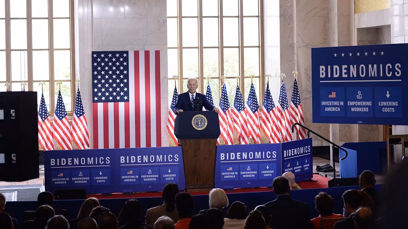 “Bidenomics” - Ván cược mới của Tổng thống Mỹ -0