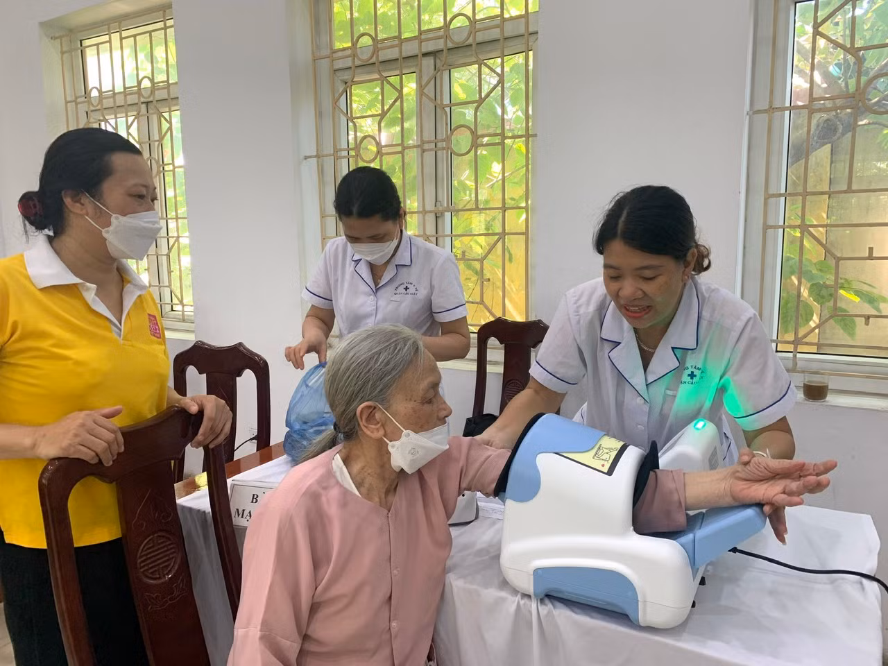 Khám bệnh miễn phí cho hơn 240 thương binh, mẹ và vợ liệt sĩ trên địa bàn phường Mai Dịch -0