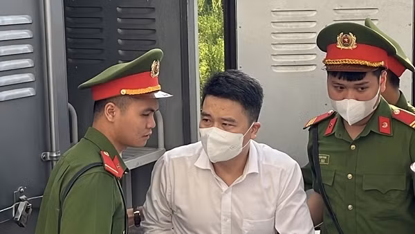 Còn những ai “nhúng chàm” trong vụ “chuyến bay giải cứu”?