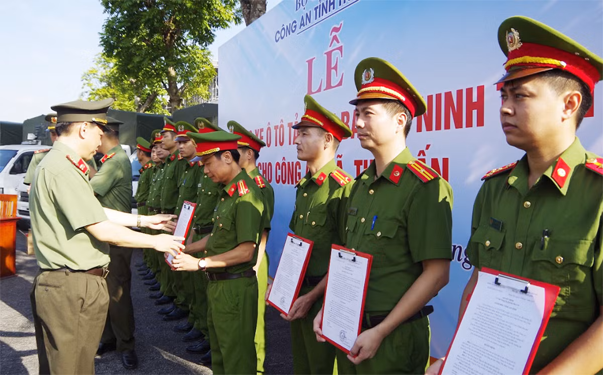 Hưng Yên: Bàn giao thêm 41 xe ô tô tải cho lực lượng Công an xã, thị trấn -2
