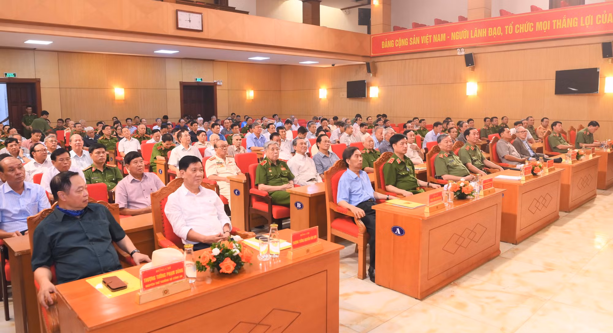 Bộ Công an gặp mặt nhân kỷ niệm 61 năm Ngày truyền thống lực lượng CSND -0